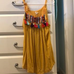 En creme tassle tank top